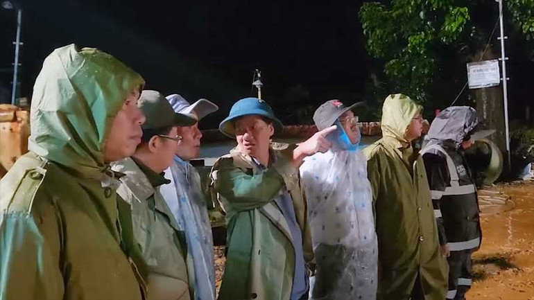 Lãnh đạo tỉnh Lâm Đồng chỉ đạo công tác cứu hộ, cứu nạn tại hiện trường sạt lở trên đèo Bảo Lộc.