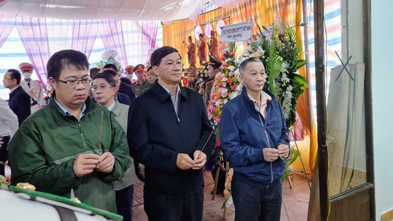 Lãnh đạo tỉnh Lâm Đồng thăm viếng Đại úy Lê Ánh Sáng.