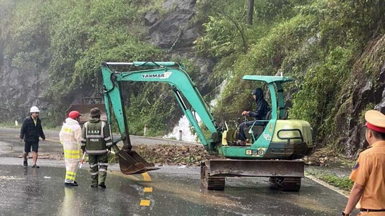 Xử lý hiện trường sạt lở trên đèo Bảo Lộc.