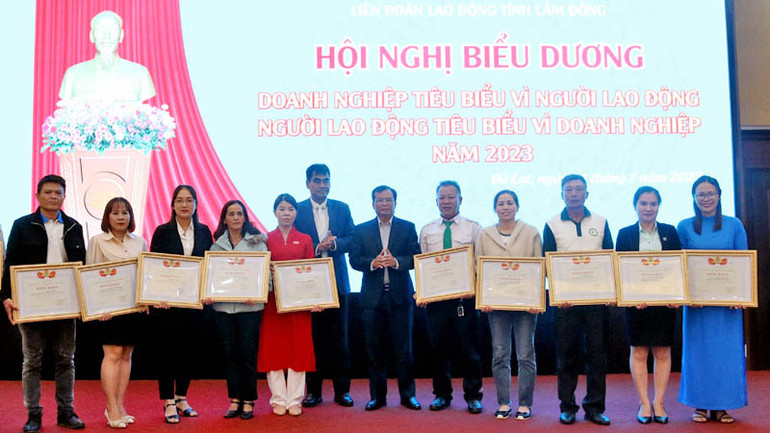 Liên đoàn Lao động tỉnh Lâm Đồng tặng Bằng khen cho người lao động tiêu biểu.