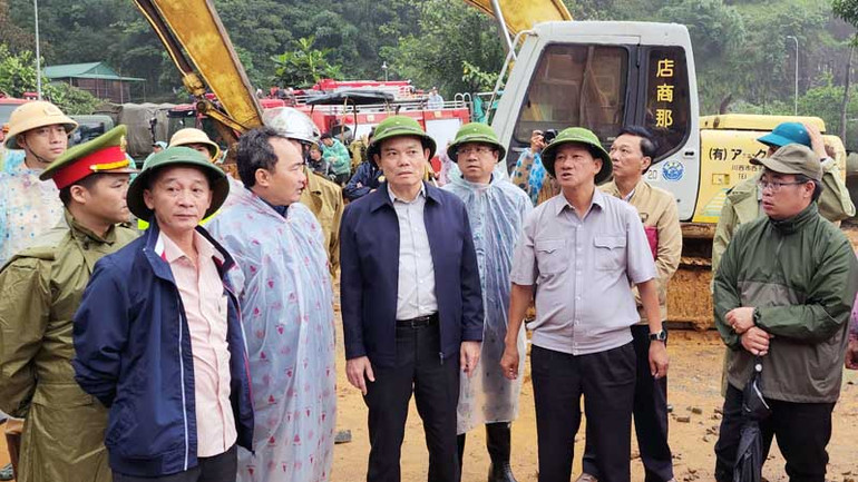 Phó Thủ tướng Trần Lưu Quang và lãnh đạo tỉnh Lâm Đồng tại hiện trường vụ sạt lở.