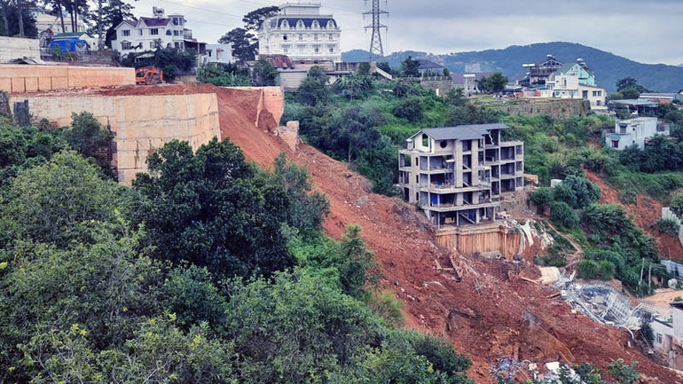 Việc cho đổ sập đoạn ta-luy nằm trong phương án xử lý khắc phục hậu quả của cơ quan chức năng.