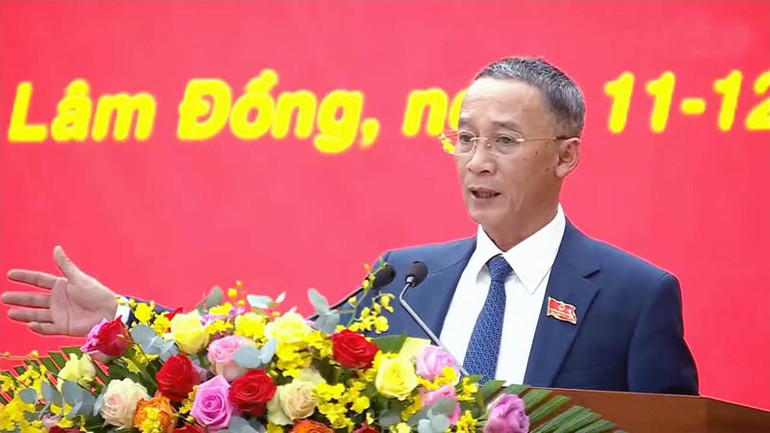 Chủ tịch Ủy ban nhân dân tỉnh Lâm Đồng Trần Văn Hiệp phát biểu ý kiến tại Kỳ họp thứ 10.