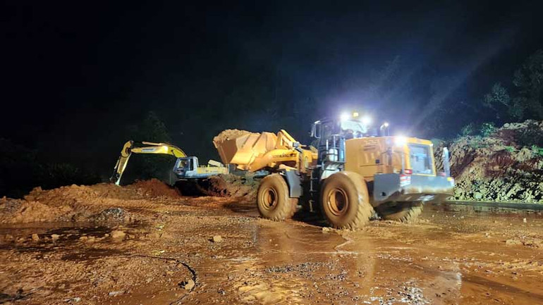 Huy động phương tiện xử lý hiện trường.