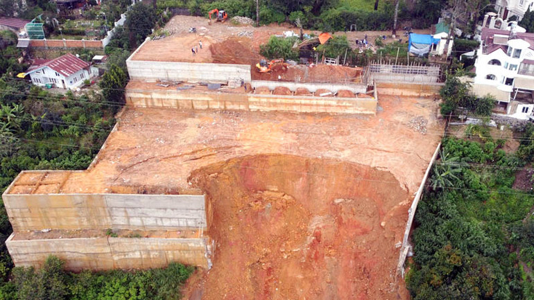 Đoạn ta-luy xảy ra sự cố gồm 2 cấp ta-luy cách nhau 1,2m, dài khoảng 29m.