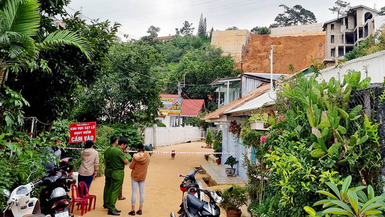 Cơ quan chức năng phong tỏa hiện trường để xử lý vụ việc.