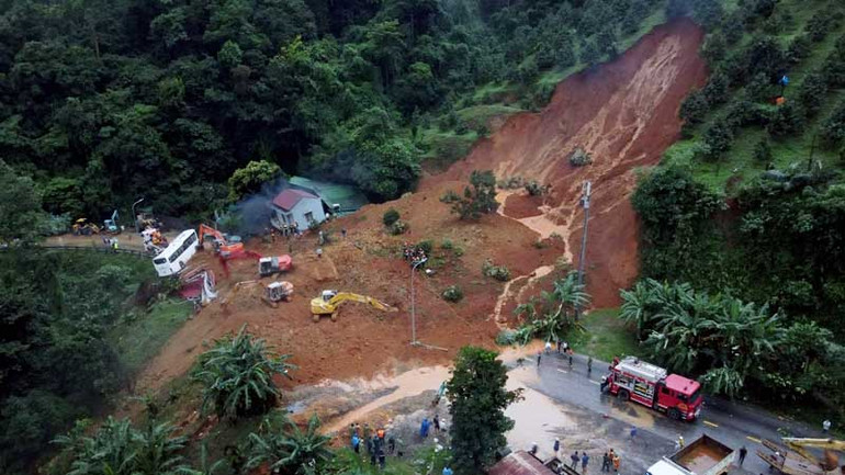 Toàn cảnh vụ sạt lở nghiêm trọng trên đèo Bảo Lộc.