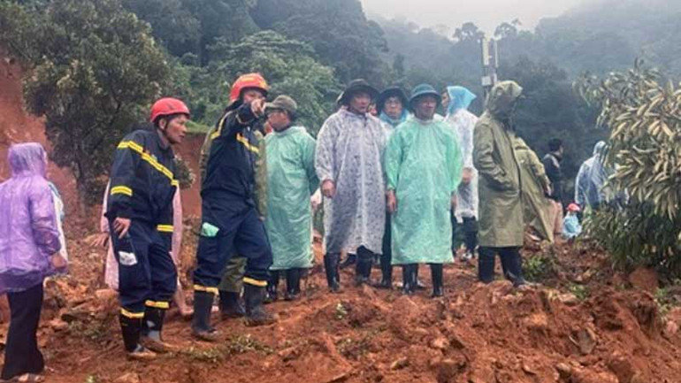 Bí thư Tỉnh ủy Lâm Đồng Trần Đức Quận đến hiện trường chỉ đạo việc tìm kiếm các nạn nhân bị mất tích. (Ảnh: NH-LT)