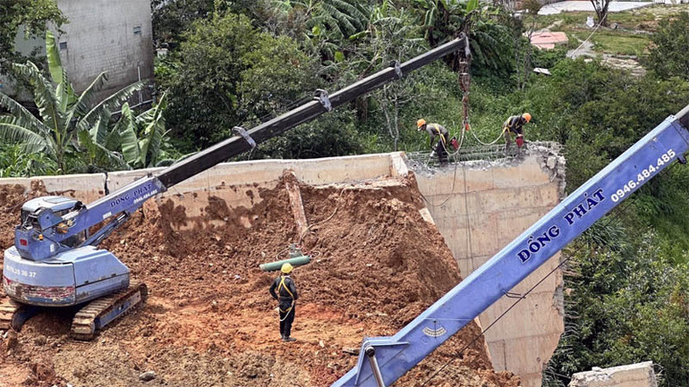 Thành phố Đà Lạt tiếp tục huy động lực lượng tháo dỡ đoạn ta-luy còn lại sau sạt lở.