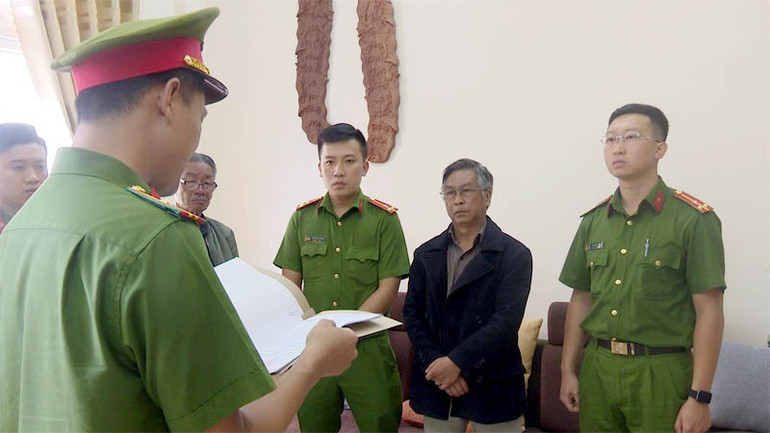 Cơ quan chức năng đọc lệnh khởi tố bị can Nguyễn Hồng Đức. (Ảnh: Công an cung cấp).