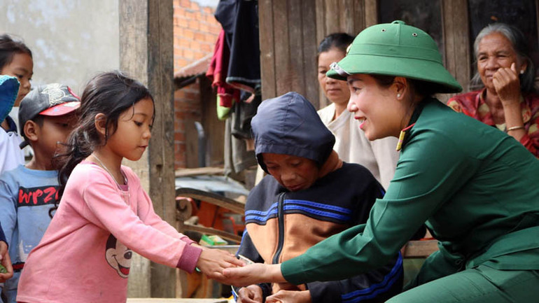 Cán bộ, chiến sĩ Học viện Lục quân về với người dân vùng sâu, vùng xa tỉnh Lâm Đồng trong những đợt hành quân dã ngoại làm công tác dân vận.