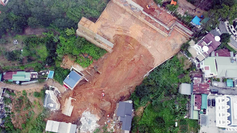 Hiện trường vụ sạt lở nghiêm trọng tại phường 10, thành phố Đà Lạt vào rạng sáng 29/6.