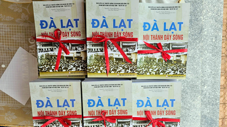 Tập sách “Đà Lạt - Nội thành dậy sóng”. Tập sách “Đà Lạt - Nội thành dậy sóng”.