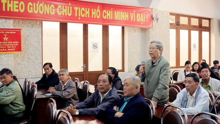 Cử tri phát biểu ý kiến tại buổi tiếp xúc.