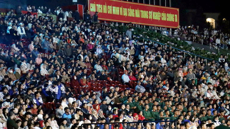 Chương trình nghệ thuật thu hút đông đảo người dân địa phương và du khách. Chương trình nghệ thuật thu hút đông đảo người dân địa phương và du khách.