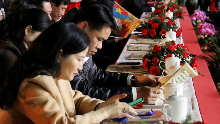 Đại biểu say sưa với ấn bản phụ san đặc biệt của Báo Nhân Dân trước giờ truyền hình trực tiếp chương trình nghệ thuật "Non sông thống nhất". Đại biểu say sưa với ấn bản phụ san đặc biệt của Báo Nhân Dân trước giờ truyền hình trực tiếp chương trình nghệ thuật "Non sông thống nhất".