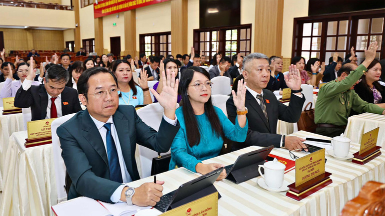 Đại biểu biểu quyết thông qua các nghị quyết quan trọng tại kỳ họp. Đại biểu biểu quyết thông qua các nghị quyết quan trọng tại kỳ họp.