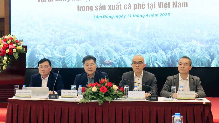 Giám đốc Trung tâm Khuyến nông quốc gia Lê Quốc Thanh (thứ hai, bên trái), phát biểu ý kiến tại hội thảo.