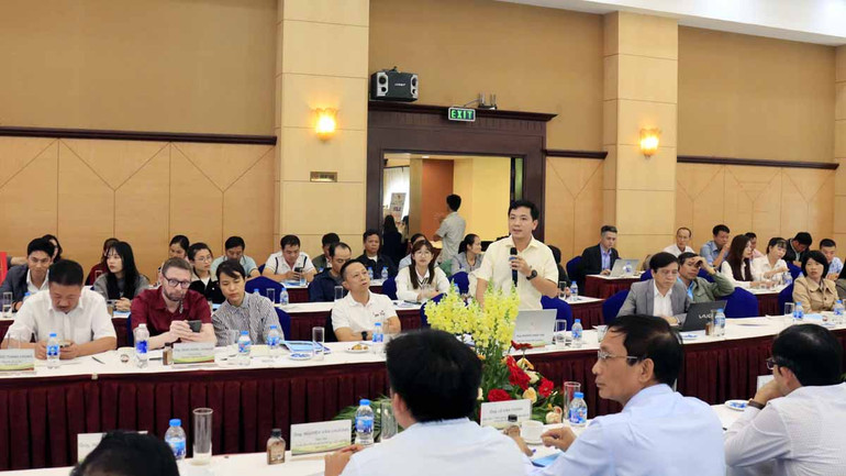 Đại biểu phát biểu ý kiến tại hội thảo.