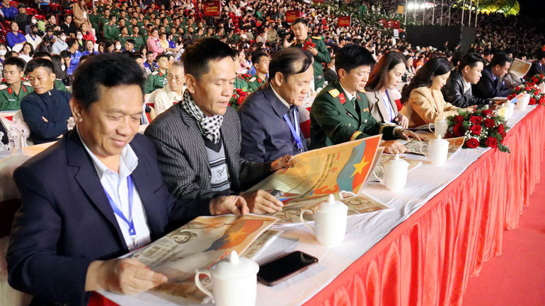 Ấn bản phụ san đặc biệt của Báo Nhân Dân tạo ấn tượng mạnh với đại biểu trước giờ truyền hình trực tiếp chương trình nghệ thuật "Non sông thống nhất". Ấn bản phụ san đặc biệt của Báo Nhân Dân tạo ấn tượng mạnh với đại biểu trước giờ truyền hình trực tiếp chương trình nghệ thuật "Non sông thống nhất".