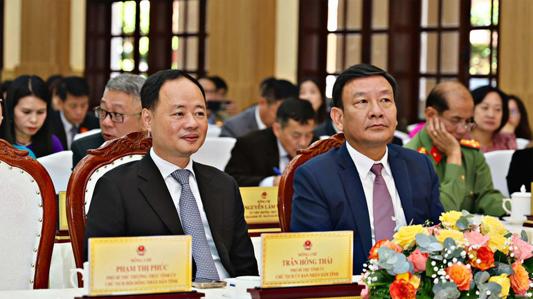 Lãnh đạo tỉnh Lâm Đồng tham dự kỳ họp. Lãnh đạo tỉnh Lâm Đồng tham dự kỳ họp.