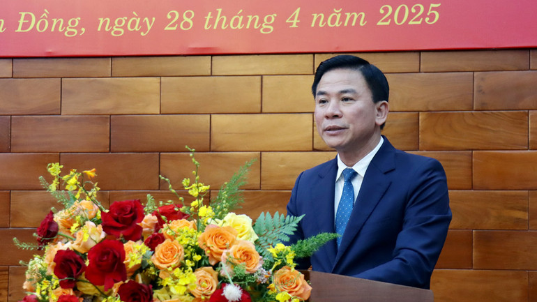 Đồng chí Đỗ Trọng Hưng công bố các quyết định của Bộ Chính trị về công tác cán bộ.