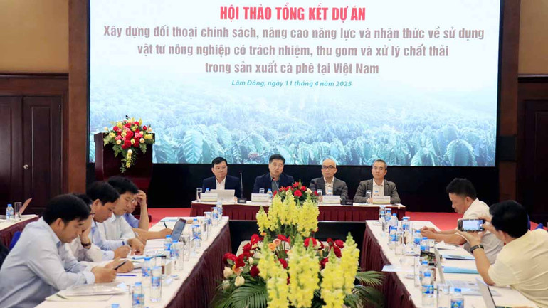 Các đồng chí chủ trì hội thảo.