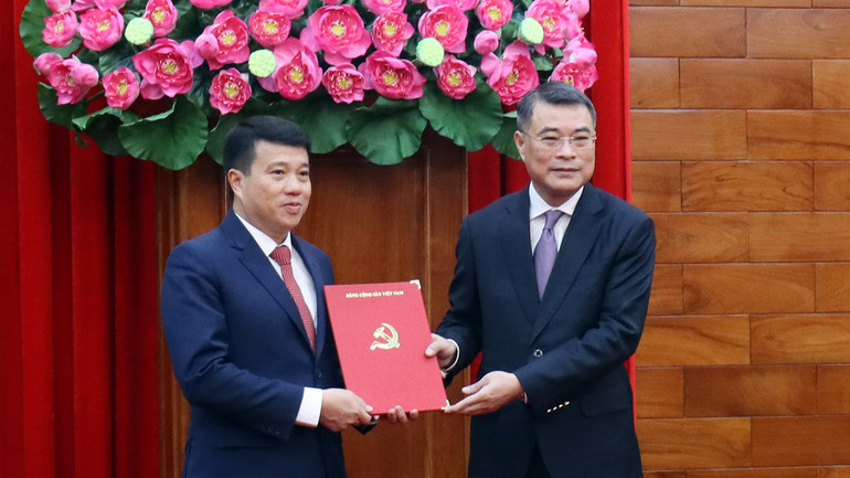 Đồng chí Lê Minh Hưng trao quyết định của Bộ Chính trị điều động, phân công, chỉ định đồng chí Y Thanh Hà Niê Kđăm giữ chức Bí thư Tỉnh ủy Lâm Đồng.