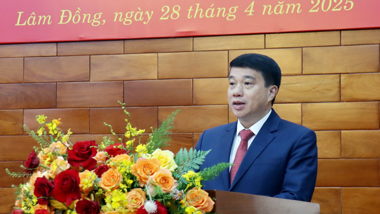 Đồng chí tân Bí thư Tỉnh ủy Lâm Đồng Y Thanh Hà Niê Kđăm phát biểu nhận nhiệm vụ.