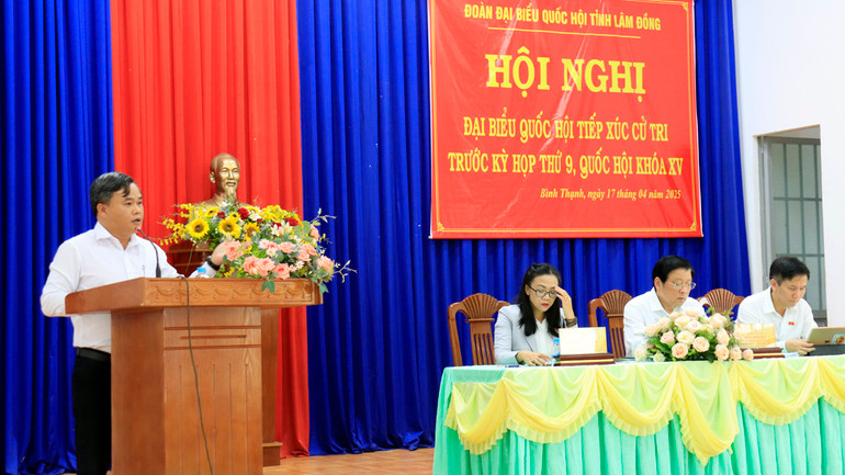 Chủ tịch Ủy ban nhân dân huyện Đức Trọng Lê Nguyên Hoàng giải trình kiến nghị của cử tri theo thẩm quyền.