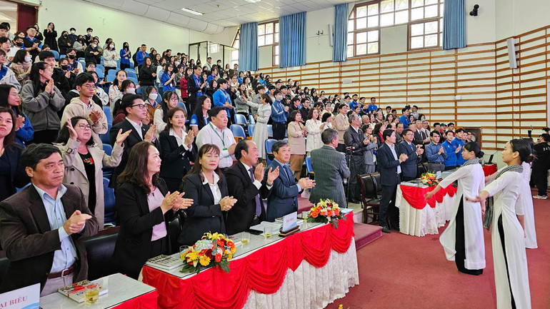 Đại biểu cùng thanh niên, sinh viên, học sinh tại Đà Lạt cùng hòa bài ca Dậy mà đi. Đại biểu cùng thanh niên, sinh viên, học sinh tại Đà Lạt cùng hòa bài ca Dậy mà đi.