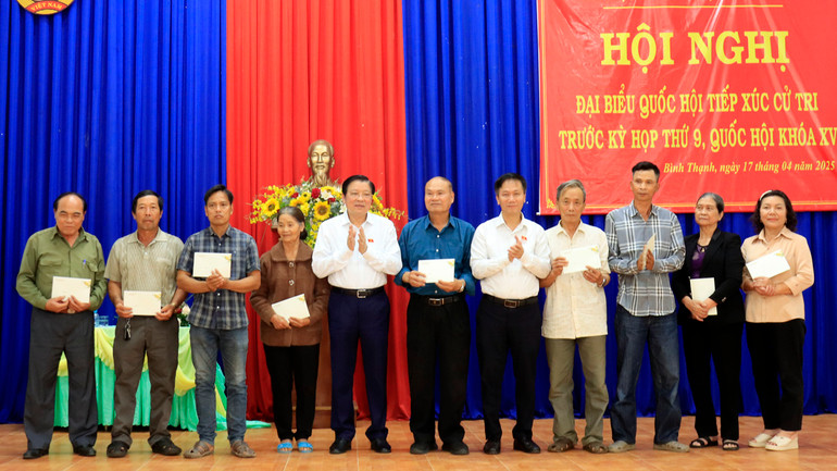 Đoàn đại biểu Quốc hội tỉnh Lâm Đồng trao quà tặng các gia đình chính sách tiêu biểu xã Bình Thạnh.