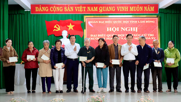 Đồng chí Phan Đình Trạc và đồng chí Lâm Văn Đoan, Phó Chủ nhiệm Ủy ban Văn hóa và Xã hội của Quốc hội, Trưởng Đoàn đại biểu Quốc hội tỉnh Lâm Đồng trao quà tặng các gia đình chính sách tiêu biểu Phường 4, thành phố Đà Lạt.