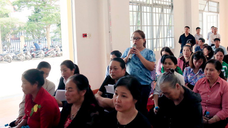 Cử tri xã Bình Thạnh trình bày ý kiến tại buổi tiếp xúc.