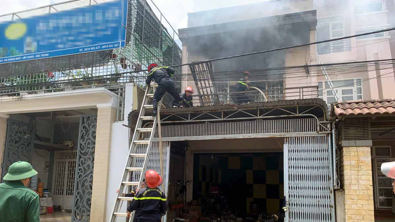 Sau khoảng một giờ, hỏa hoạn đã được khống chế.