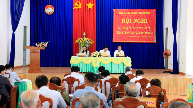 Quang cảnh buổi tiếp xúc cử tri xã Bình Thạnh, huyện Đức Trọng, tỉnh Lâm Đồng.