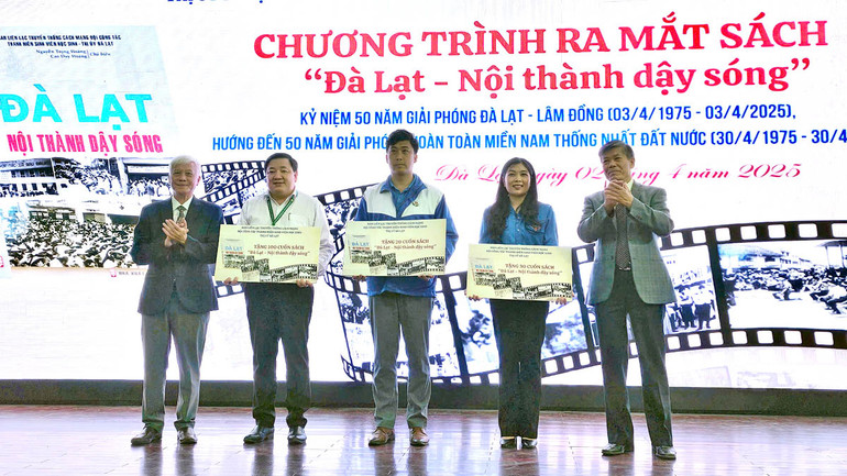 Ông Nguyễn Trọng Hoàng và ông Cao Duy Hoàng, đồng chủ biên tập sách “Đà Lạt - Nội thành dậy sóng” trao tượng trưng bản sách tặng Thư viện Trường đại học Đà Lạt, Thư viện Trường đại học Yersin và Thành đoàn Đà Lạt. Ông Nguyễn Trọng Hoàng và ông Cao Duy Hoàng, đồng chủ biên tập sách “Đà Lạt - Nội thành dậy sóng” trao tượng trưng bản sách tặng Thư viện Trường đại học Đà Lạt, Thư viện Trường đại học Yersin và Thành đoàn Đà Lạt.