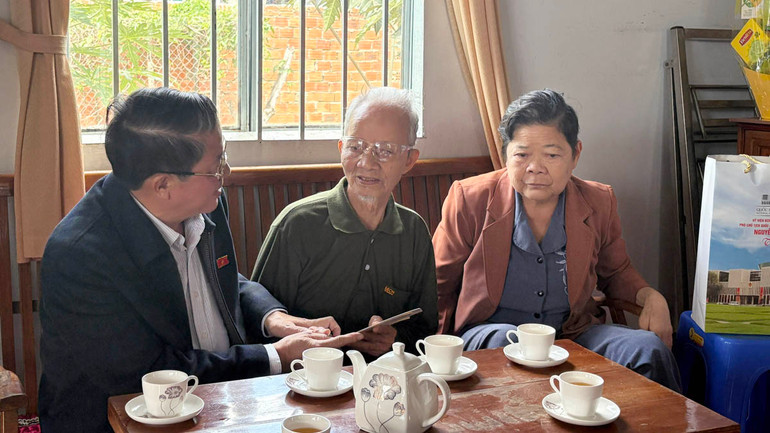 Phó Chủ tịch Quốc hội Nguyễn Đức Hải thăm gia đình thương binh Lê Thị Nga. Phó Chủ tịch Quốc hội Nguyễn Đức Hải thăm gia đình thương binh Lê Thị Nga.