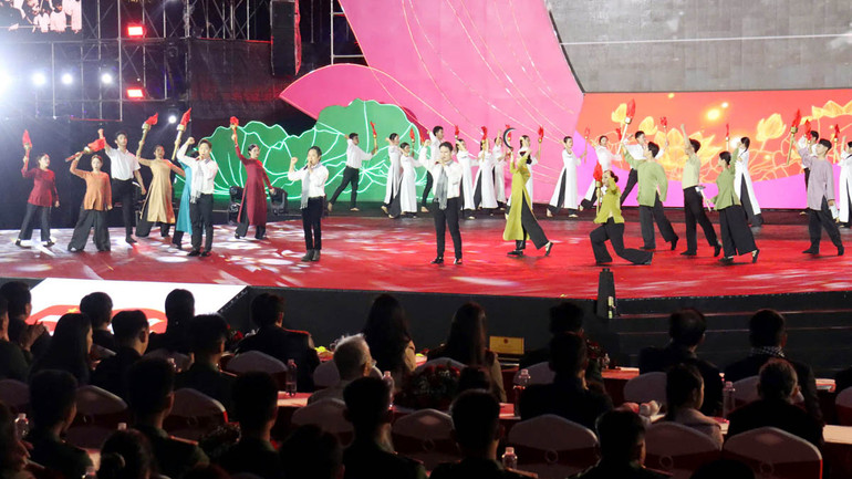 Tiết mục trong chương trình nghệ thuật "Non sông thống nhất". Tiết mục trong chương trình nghệ thuật "Non sông thống nhất".