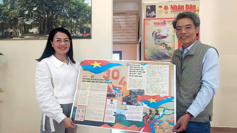 Văn phòng đại diện Báo Nhân Dân tại Lâm Đồng trao tặng bạn đọc ấn bản phụ san đặc biệt của Báo Nhân Dân. Văn phòng đại diện Báo Nhân Dân tại Lâm Đồng trao tặng bạn đọc ấn bản phụ san đặc biệt của Báo Nhân Dân.