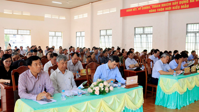 Đại biểu tham dự buổi tiếp xúc cử tri.