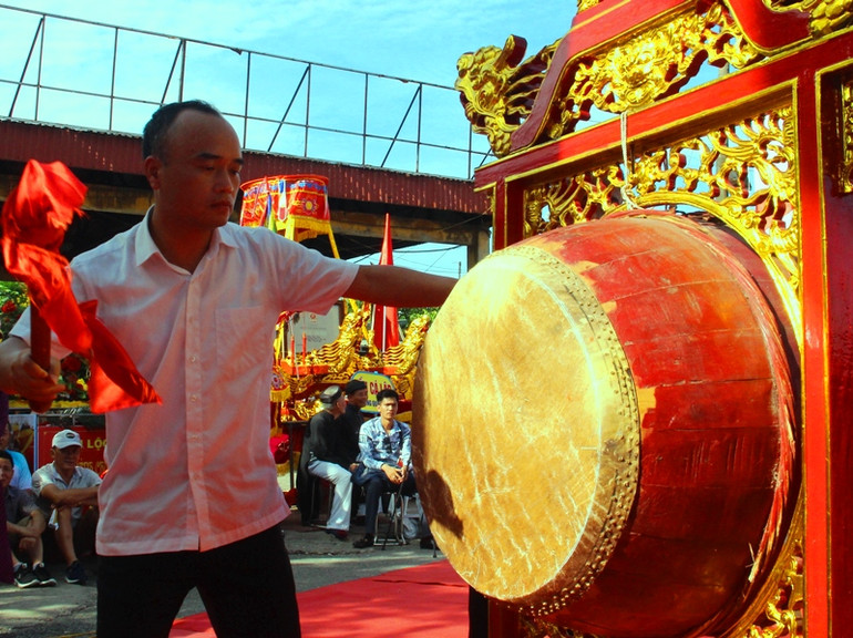Lãnh đạo thành phố Sầm Sơn nổi trống khai hội.