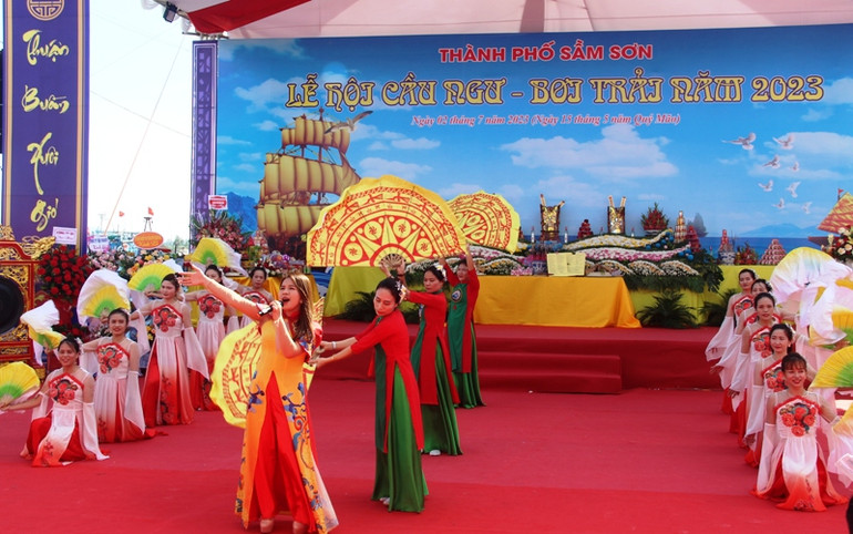 Một tiết mục trong chương trình nghệ thuật tại lễ hội cầu ngư-bơi chải.