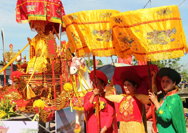 Rước kiệu cùng phối tế ở lễ hội cầu ngư thành phố Sầm Sơn.