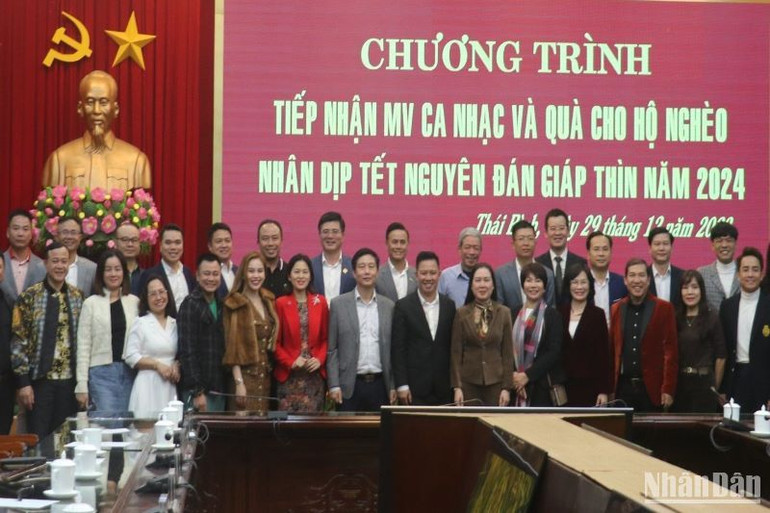 Nhóm người con quê hương tỉnh Thái Bình đang sinh sống, công tác tại Thành phố Hồ Chí Minh và lãnh đạo tỉnh Thái Bình tại buổi tiếp nhận.