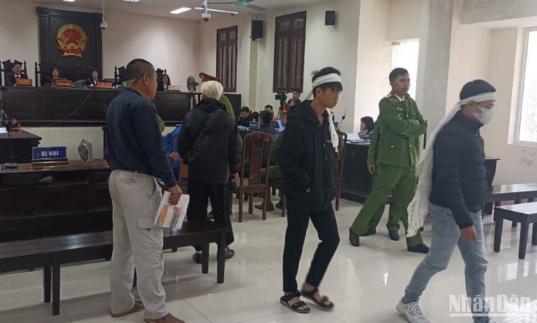 Gia đình người bị hại không đồng tình với nội dung bản cáo trạng và bỏ ra về. Gia đình người bị hại không đồng tình với nội dung bản cáo trạng và bỏ ra về.