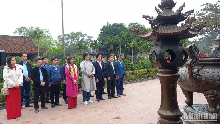 Đoàn đại biểu Hàn Quốc dâng hương tại tòa tiền tế chùa Keo Thái Bình.