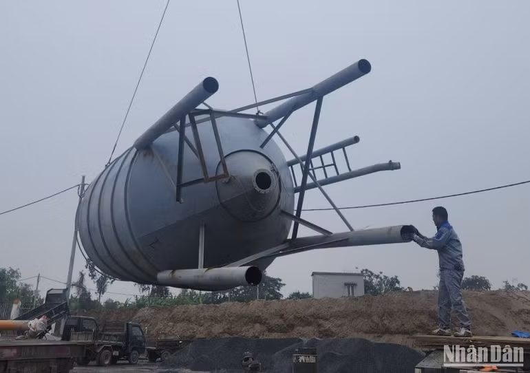 Ngày 4/12, gia đình ông Mai, bà Tin ở xã Việt Thuận (huyện Vũ Thư, tỉnh Thái Bình) tự giác tháo dỡ trạm trộn bê-tông vi phạm.