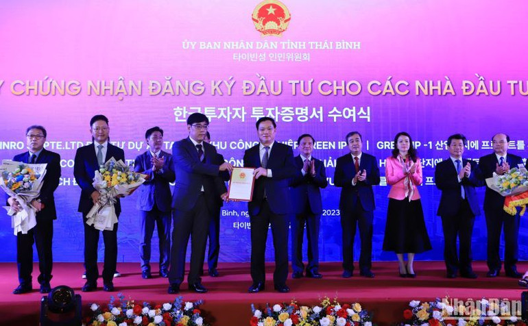 Lãnh đạo tỉnh Thái Bình trao Giấy chứng nhận đầu tư 3 dự án, trị giá 130 triệu USD cho nhà đầu tư Hàn Quốc.