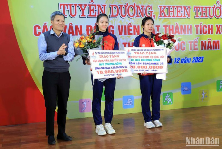 Ông Mai Văn Long, Giám đốc Nhà máy Nhiệt điện Thái Bình 2 trao tiền thưởng cho các vận động viên tỉnh Thái Bình. Ông Mai Văn Long, Giám đốc Nhà máy Nhiệt điện Thái Bình 2 trao tiền thưởng cho các vận động viên tỉnh Thái Bình.